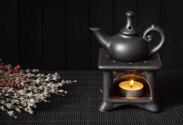 Svíčka, řízený aroma lampa difuzní Esenciální oleje — Stock fotografie