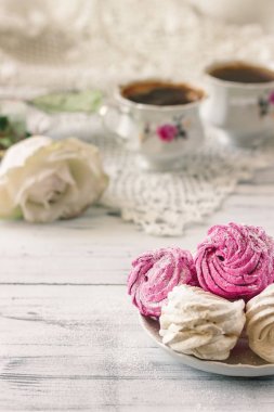 Zephyr (Rus hatmi) hafif ahşap masa üzerinde