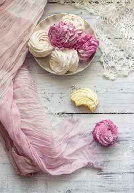 Zephyr (Rus hatmi) hafif ahşap masa üzerinde