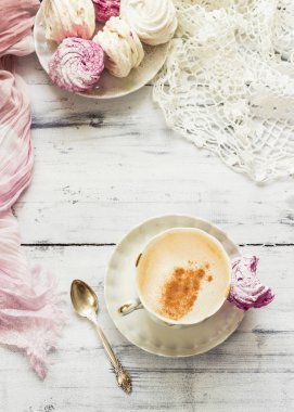 Zephyr (Rus hatmi) hafif ahşap masa üzerinde