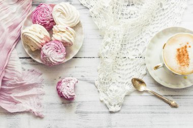 Zephyr (Rus hatmi) hafif ahşap masa üzerinde