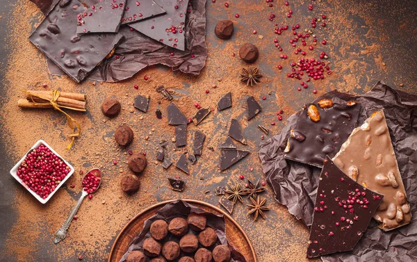 Assortiment van chocoladerepen, truffels, specerijen en cacaopoeder — Stockfoto