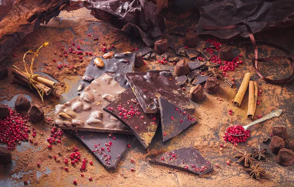 Assortiment van chocoladerepen, truffels, specerijen en cacaopoeder — Stockfoto