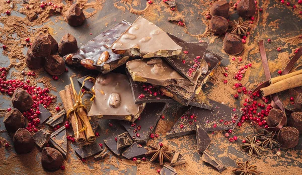 Assortiment van chocoladerepen, truffels, specerijen en cacaopoeder — Stockfoto