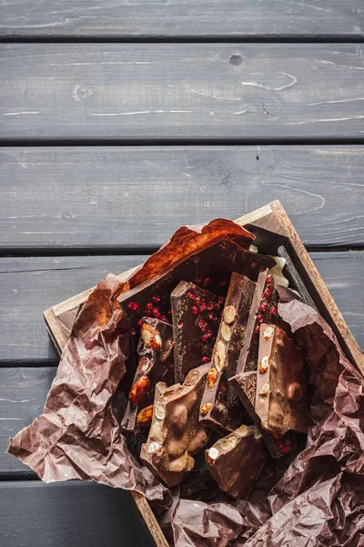 Verscheidenheid van chocoladerepen in houten kist — Stockfoto