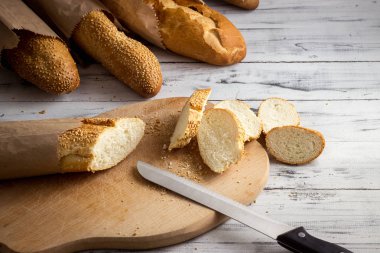 Fransız baget kesme tahtası üzerinde bir bıçak ile kesmek