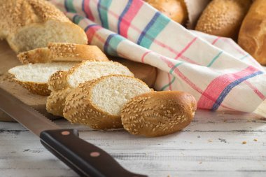 Fransız baget kesme tahtası üzerinde bir bıçak ile kesmek