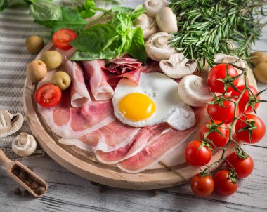 İçin sağlıklı Akdeniz kahvaltı malzemeler, jambon, yumurta, kızarmış