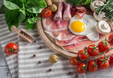 İçin sağlıklı Akdeniz kahvaltı malzemeler, jambon, yumurta, kızarmış