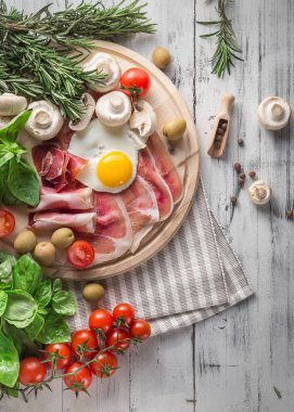 İçin sağlıklı Akdeniz kahvaltı malzemeler, jambon, yumurta, kızarmış