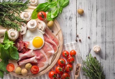 İçin sağlıklı Akdeniz kahvaltı malzemeler, jambon, yumurta, kızarmış