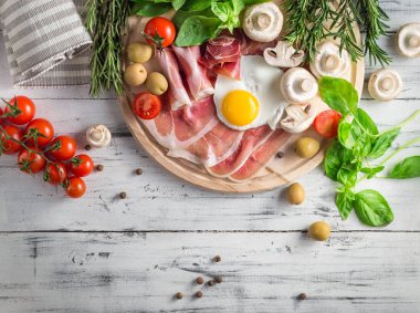 İçin sağlıklı Akdeniz kahvaltı malzemeler, jambon, yumurta, kızarmış
