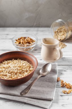 Yulaf gevreği kahverengi kil kase yemek hazır