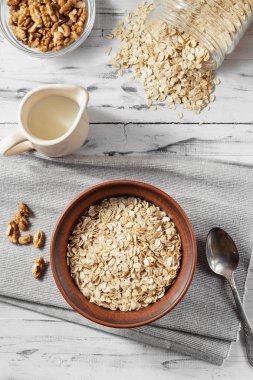 Yulaf gevreği kahverengi kil kase yemek hazır