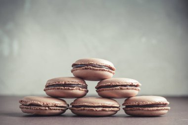 Çikolata pastel kahverengi Macarons veya Macaroons Piramidi