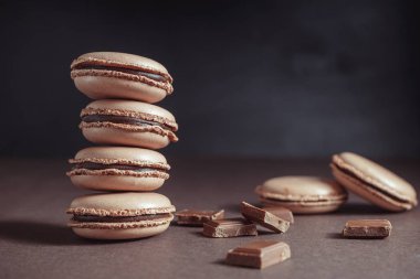 Çikolata pastel kahverengi Macarons veya Macaroons yığını