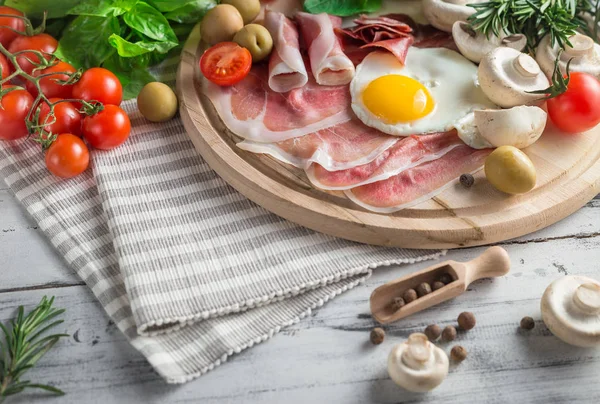 Здоровый средиземноморский завтрак ингредиенты, ветчина, жареные яйца, к — стоковое фото