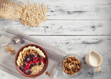 Yulaf ezmesi kase çilek, muz ve ceviz ile