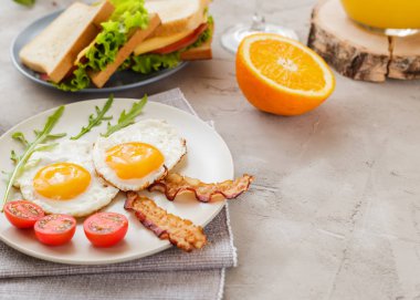 Kızarmış yumurta, pastırma, domates, sanwiches ile kahvaltı masası