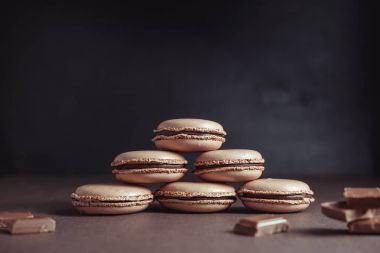 Çikolata pastel kahverengi Macarons veya Macaroons Piramidi