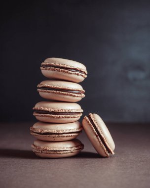 Çikolata pastel kahverengi Macarons veya Macaroons yığını