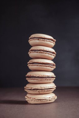 Çikolata pastel kahverengi Macarons veya Macaroons yığını