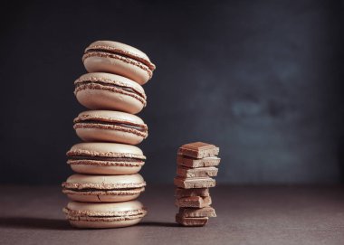 Çikolata pastel kahverengi Macarons veya Macaroons yığını