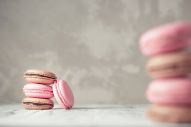 Ahududu ve çikolata pastel yığını Macarons veya Maca renkli