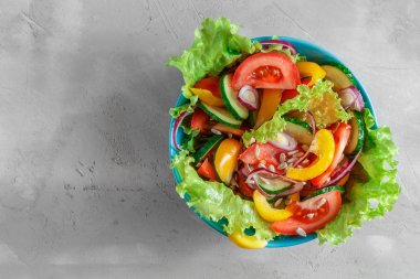 Mavi kapta taze yaz sebze salatası