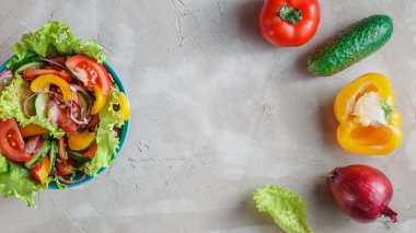 Mavi kapta taze yaz sebze salatası