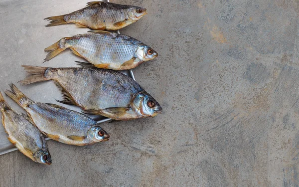 Taranka, napon szárított sós édesvízi hal, klasszikus sör Snack — Stock Fotó