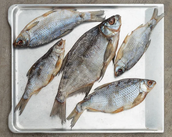 Taranka, napon szárított sós édesvízi hal, klasszikus sör Snack — Stock Fotó
