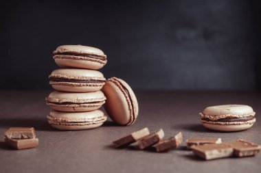 Çikolata pastel kahverengi Macarons veya Macaroons yığını