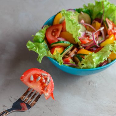 Mavi kapta taze yaz sebze salatası