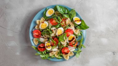 Bıldırcın yumurta, domates, rucola, mozzarella ve fesleğen ile makarna salatası
