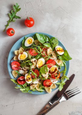 Bıldırcın yumurta, domates, rucola, mozzarella ve fesleğen ile makarna salatası