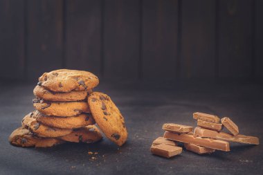 Koyu arka plan üzerine çikolatalı kurabiye