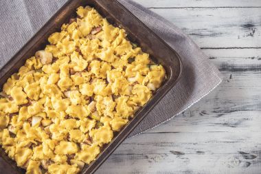 Ham pasta pişirmeye hazır ile pişirme pan