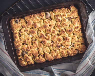 Sadece pişirme pan ile taze pasta pişmiş