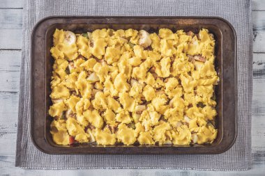 Ham pasta pişirmeye hazır ile pişirme pan