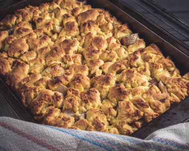 Sadece pişirme pan ile taze pasta pişmiş