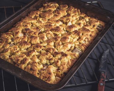 Sadece pişirme pan ile taze pasta pişmiş