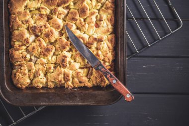 Sadece pişirme pan ile taze pasta pişmiş