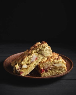 Pasta kahverengi kil plaka üzerinde iki adet