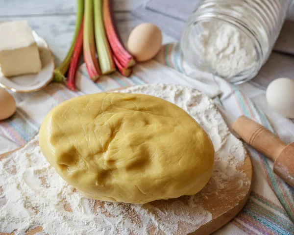 Готовое тесто для ревеневого пирога с ингредиентами — стоковое фото