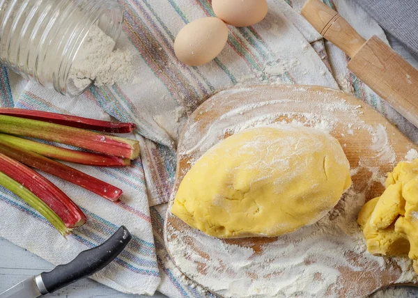 Готовое тесто для ревеневого пирога с ингредиентами — стоковое фото