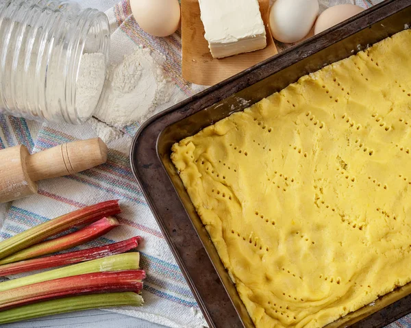 Massa crua para torta de ruibarbo com ingredientes — Fotografia de Stock