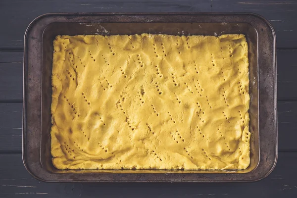 Massa de farinha crua de torta em assadeira — Fotografia de Stock