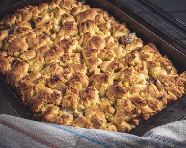 Sadece pişirme pan ile taze pasta pişmiş