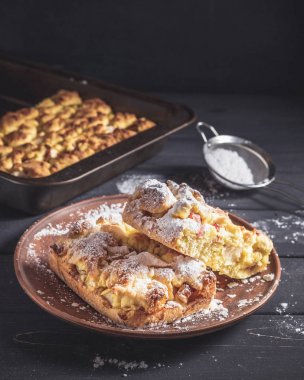 Pudra şekeri ile buzlu rustik tarzı pasta